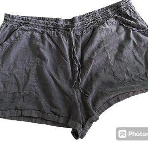 Women’s 4x Universal Threads black drawstring waist shorts